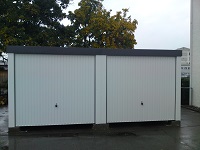 Weiße Doppelgarage in München