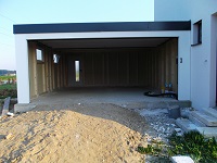 Doppelgarage mit großem Tor